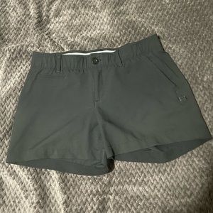 Women’ golf shorts.